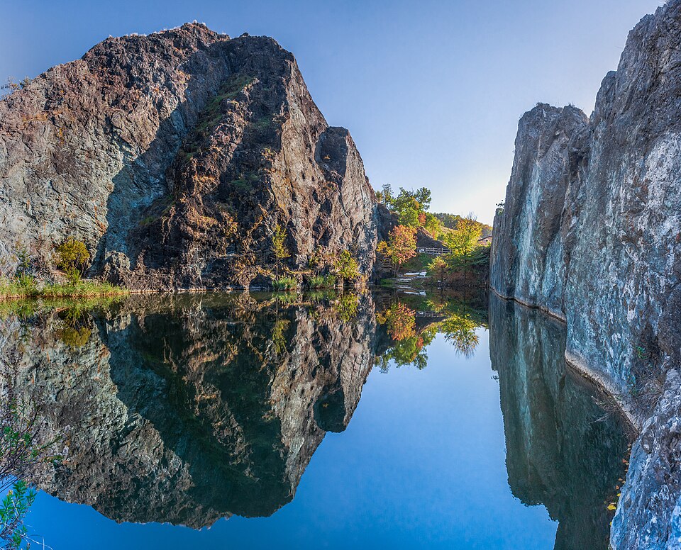 La Pietra Nera si specchia nel lago - Foto di Cesare Barillà
