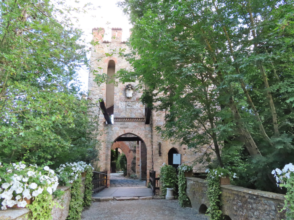 Ingresso al castello di Gropparello dal ponte elevatoio