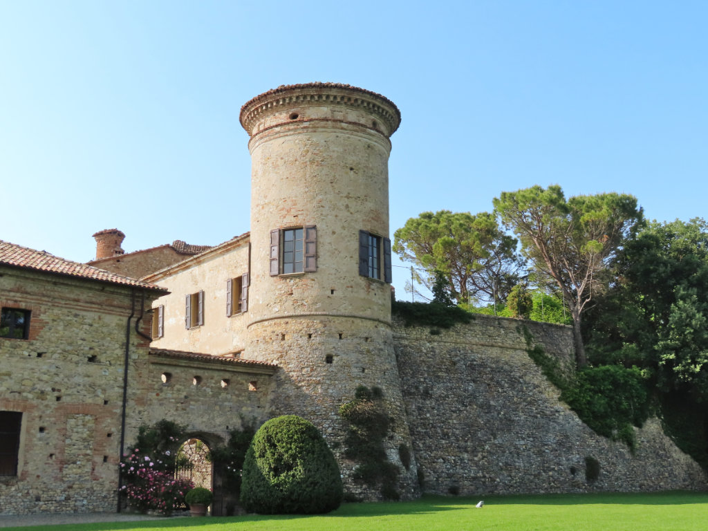 Il Castello di scipuione con la torre rotonda e il bastione