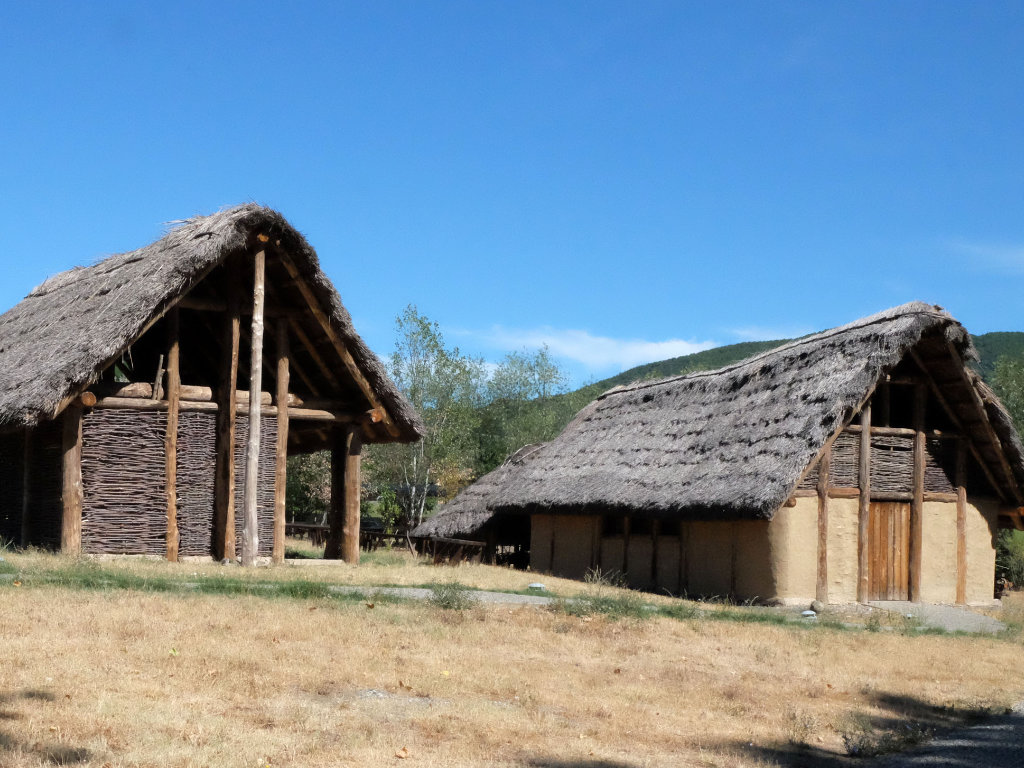 Le capanne neolitiche ricostruite all'interno del parco archeologico