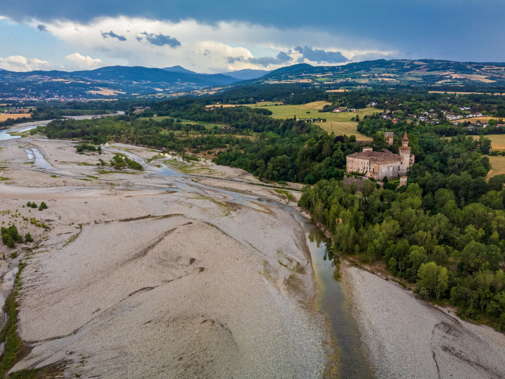 Il tetto del Trebbia visto dall'alto con il castello di Rivalta sulla riva
