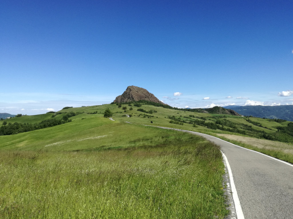 La pietra Parcellara si innalza sopra il paesaggio verde delle colline lungo la strada