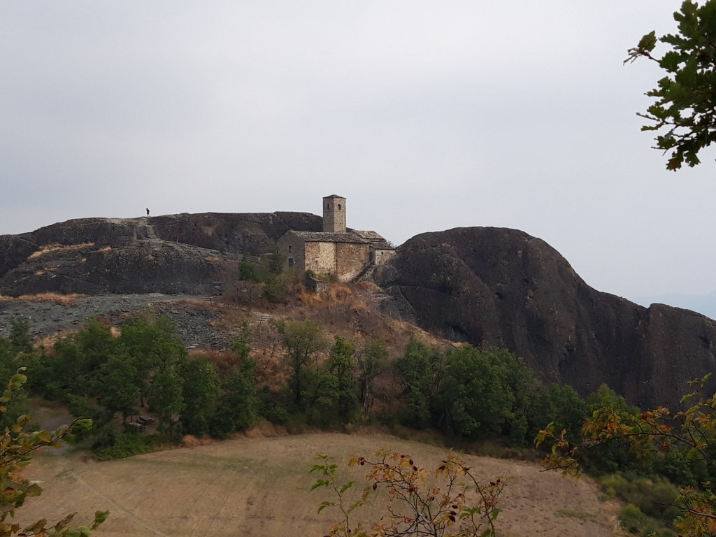 La Pietra Perduca con l'oratorio di Sant'Anna vista dalle colline