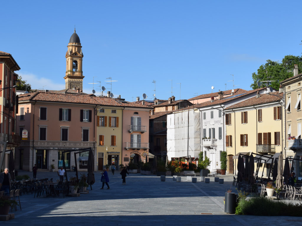 Il Centro storico di Rivergaro con case colorate attorno alla piazza e il campanile della chiesa