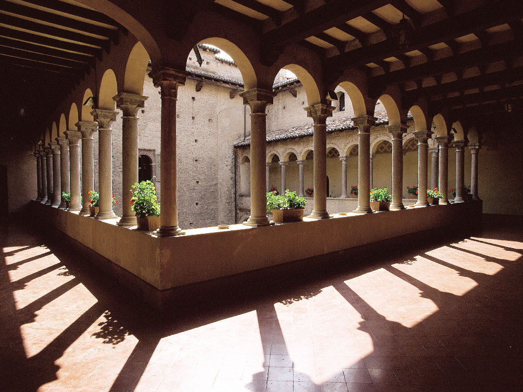 Il loggiato del castello di San Pietro in Cerro con il colonnato e gli archetti a tutto sesto