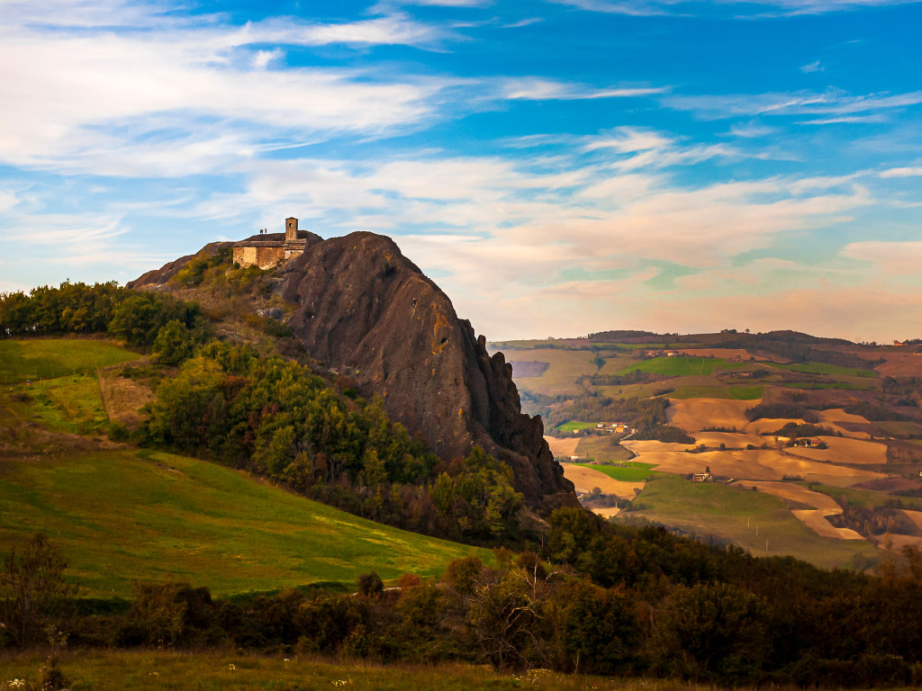 La Pieitra Parcellara - un massiccio ofiolitico - domina la pianura di Travo. Sulla cima si vede la chiesa