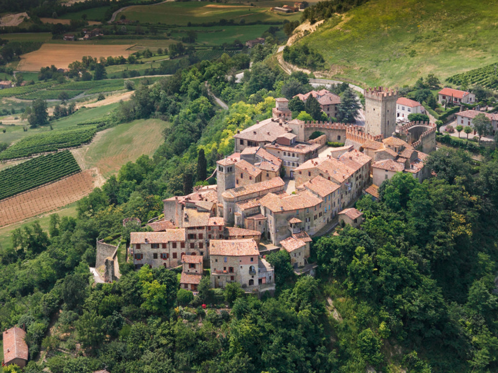 Il borgo di Vigoleno con le sue mura e le torri visto dall'alto